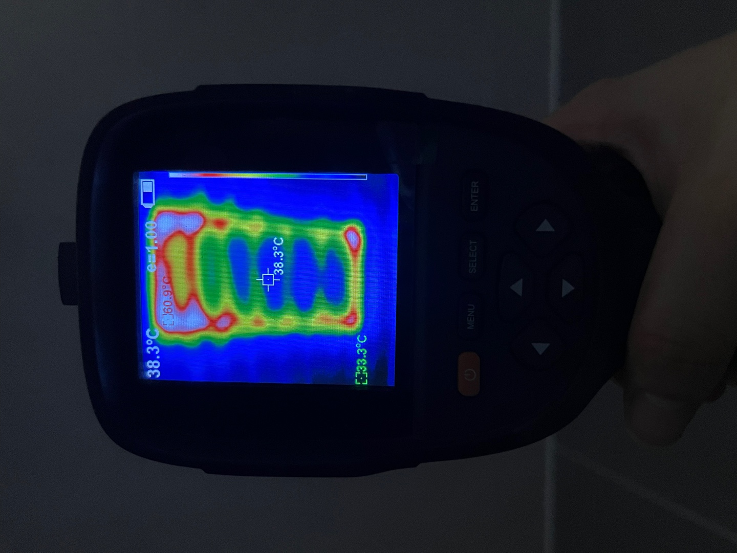 타일 뒤 채움 불량